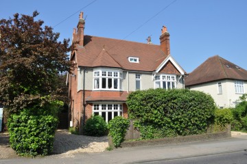 close to Farnham town and station town Trueman & Grundy detached family house