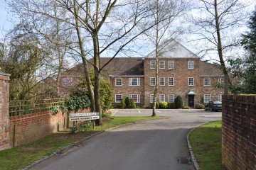 Farnham property for sale Brockhurst Lodge 2 bedroom flat in south Farnham sold by Trueman & Grundy
