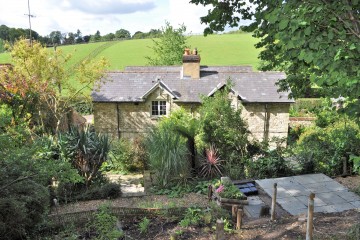 Farnham property character cottage Crondall Lane Dippenhall sold house Character 3 bedroom cottage in Dippenhal sold by Trueman & Grundy