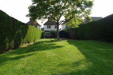 Detached 3 bedroom house in cul de sac with view close to Farnham town sold by Trueman & Grundy