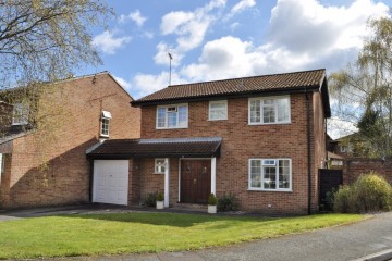 Farnham property sold Badshot Lea detached house 4 bedrooms