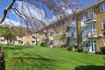Farnham property for sale Sumner Court Sumner Road Farnham town 2 bedroom flat sold by Trueman & Grundy