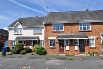 Farnham town 2 bedroom house walk of shops sold by Trueman & Grundy