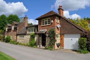 Old Park Lane Close to Farnham town and Farnham castle sold by Trueman & Grundy