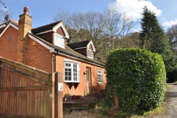 Ewshot laburnum cottage estate agents in farnham sold